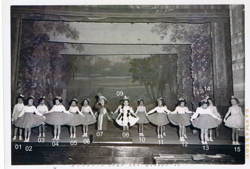 PATRONAGE ORAN DES SOEURS TRINITAIRES DE SAINT LOUIS 19XX SCENE LES ARLEQUINS 002.jpg